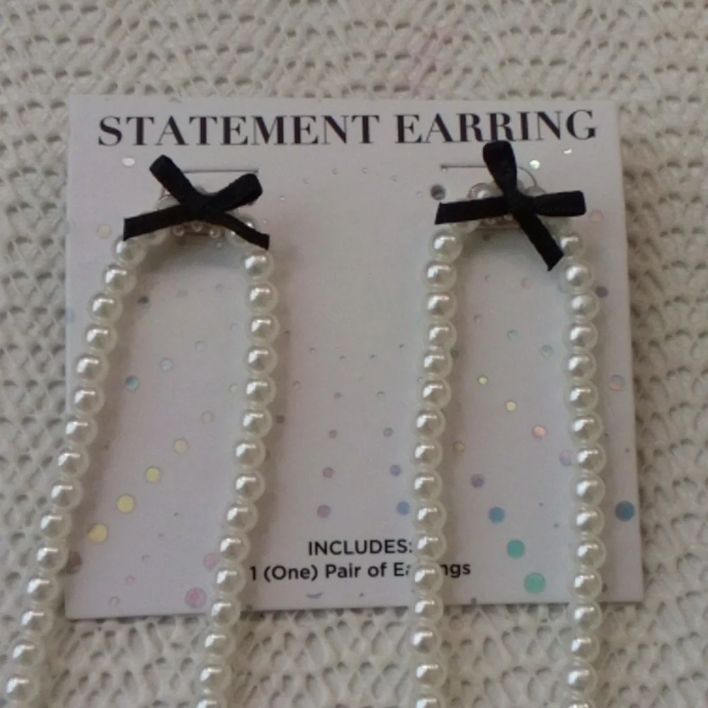 Elegant Pearl Drop Earrings with Black Bow - Picture 2 of 2
